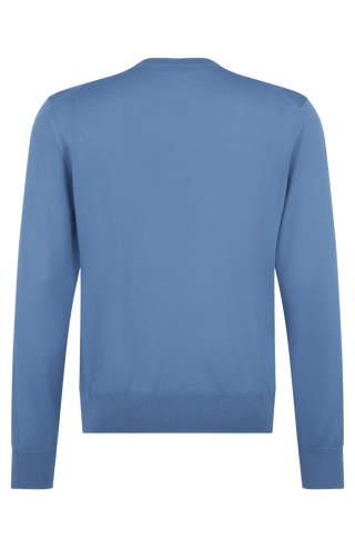 Herren-Pullover mit klassischem V-Ausschnitt aus feiner, hochwertiger Wollqualität aus Italien. Besonders weich und angenehm auf der Haut, mit zeitlosem Design und feiner Strickstruktur. Rippstrickbündchen an Ärmeln und Saum sorgen für eine optimale Passform. Vielseitig kombinierbar – elegant unter dem Sakko oder lässig zur Jeans.