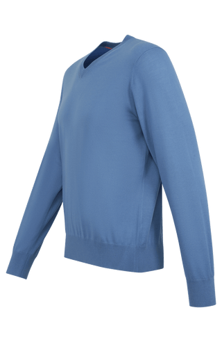 Herren-Pullover mit klassischem V-Ausschnitt aus feiner, hochwertiger Wollqualität aus Italien. Besonders weich und angenehm auf der Haut, mit zeitlosem Design und feiner Strickstruktur. Rippstrickbündchen an Ärmeln und Saum sorgen für eine optimale Passform. Vielseitig kombinierbar – elegant unter dem Sakko oder lässig zur Jeans.