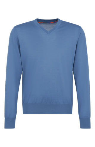Herren-Pullover mit klassischem V-Ausschnitt aus feiner, hochwertiger Wollqualität aus Italien. Besonders weich und angenehm auf der Haut, mit zeitlosem Design und feiner Strickstruktur. Rippstrickbündchen an Ärmeln und Saum sorgen für eine optimale Passform. Vielseitig kombinierbar – elegant unter dem Sakko oder lässig zur Jeans.