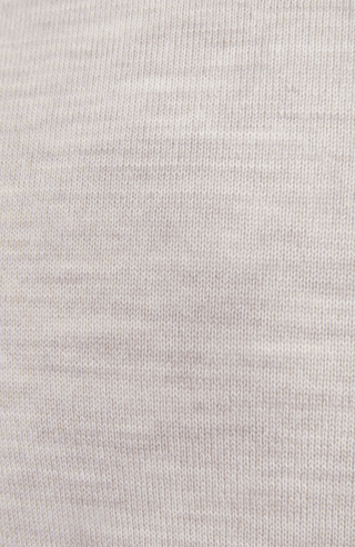 Herren-Pullover mit klassischem V-Ausschnitt aus feiner, hochwertiger Wollqualität aus Italien. Besonders weich und angenehm auf der Haut, mit zeitlosem Design und feiner Strickstruktur. Rippstrickbündchen an Ärmeln und Saum sorgen für eine optimale Passform. Vielseitig kombinierbar – elegant unter dem Sakko oder lässig zur Jeans.