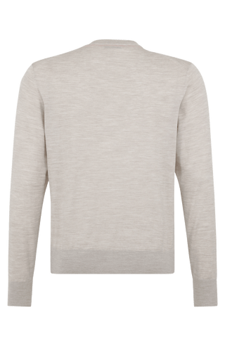 Herren-Pullover mit klassischem V-Ausschnitt aus feiner, hochwertiger Wollqualität aus Italien. Besonders weich und angenehm auf der Haut, mit zeitlosem Design und feiner Strickstruktur. Rippstrickbündchen an Ärmeln und Saum sorgen für eine optimale Passform. Vielseitig kombinierbar – elegant unter dem Sakko oder lässig zur Jeans.