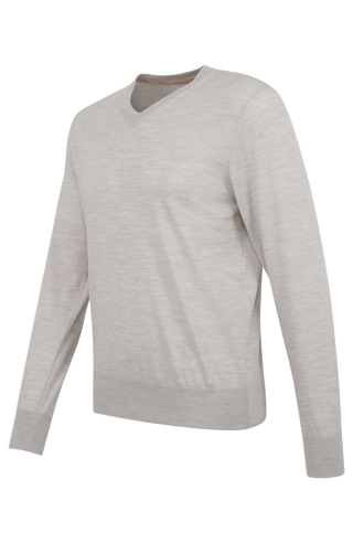 Herren-Pullover mit klassischem V-Ausschnitt aus feiner, hochwertiger Wollqualität aus Italien. Besonders weich und angenehm auf der Haut, mit zeitlosem Design und feiner Strickstruktur. Rippstrickbündchen an Ärmeln und Saum sorgen für eine optimale Passform. Vielseitig kombinierbar – elegant unter dem Sakko oder lässig zur Jeans.