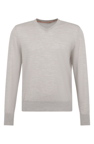 Herren-Pullover mit klassischem V-Ausschnitt aus feiner, hochwertiger Wollqualität aus Italien. Besonders weich und angenehm auf der Haut, mit zeitlosem Design und feiner Strickstruktur. Rippstrickbündchen an Ärmeln und Saum sorgen für eine optimale Passform. Vielseitig kombinierbar – elegant unter dem Sakko oder lässig zur Jeans.