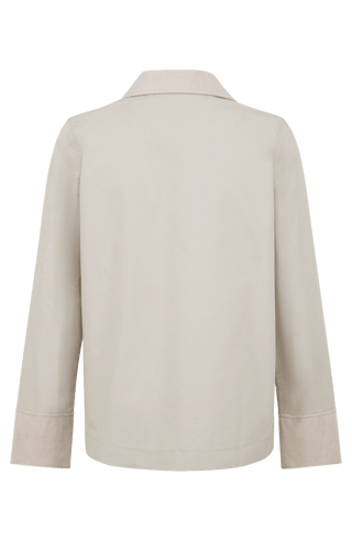 Damenjacke RiaMulti aus innovativem Outdoor Cotton aus 100 % Bio-Baumwolle. Wasser-, wind- und schmutzabweisend durch PFC-freie Imprägnierung. Gerade Passform mit Zwei-Wege-Zipper, Metalldruckknöpfen und geräumigen Seitentaschen. Alcantara-Details an Kragen, Ärmelabschlüssen und Zipper-Innenseite. Funktional und hochwertig für wechselhaftes Wetter.