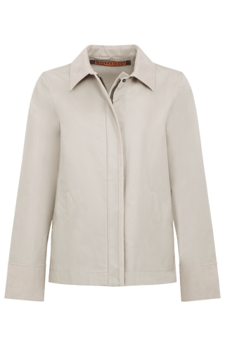 Damenjacke RiaMulti aus innovativem Outdoor Cotton aus 100 % Bio-Baumwolle. Wasser-, wind- und schmutzabweisend durch PFC-freie Imprägnierung. Gerade Passform mit Zwei-Wege-Zipper, Metalldruckknöpfen und geräumigen Seitentaschen. Alcantara-Details an Kragen, Ärmelabschlüssen und Zipper-Innenseite. Funktional und hochwertig für wechselhaftes Wetter.