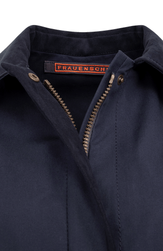 Damenjacke RiaMulti aus innovativem Outdoor Cotton aus 100 % Bio-Baumwolle. Wasser-, wind- und schmutzabweisend durch PFC-freie Imprägnierung. Gerade Passform mit Zwei-Wege-Zipper, Metalldruckknöpfen und geräumigen Seitentaschen. Alcantara-Details an Kragen, Ärmelabschlüssen und Zipper-Innenseite. Funktional und hochwertig für wechselhaftes Wetter.