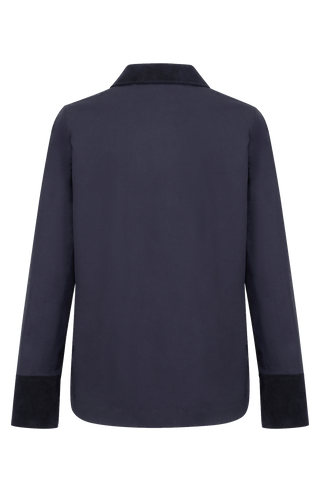 Damenjacke RiaMulti aus innovativem Outdoor Cotton aus 100 % Bio-Baumwolle. Wasser-, wind- und schmutzabweisend durch PFC-freie Imprägnierung. Gerade Passform mit Zwei-Wege-Zipper, Metalldruckknöpfen und geräumigen Seitentaschen. Alcantara-Details an Kragen, Ärmelabschlüssen und Zipper-Innenseite. Funktional und hochwertig für wechselhaftes Wetter.