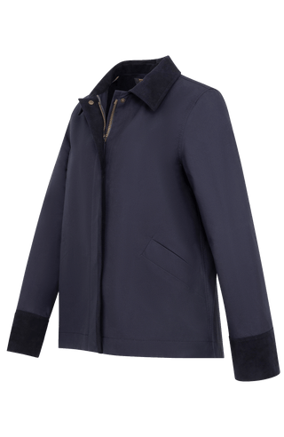 Damenjacke RiaMulti aus innovativem Outdoor Cotton aus 100 % Bio-Baumwolle. Wasser-, wind- und schmutzabweisend durch PFC-freie Imprägnierung. Gerade Passform mit Zwei-Wege-Zipper, Metalldruckknöpfen und geräumigen Seitentaschen. Alcantara-Details an Kragen, Ärmelabschlüssen und Zipper-Innenseite. Funktional und hochwertig für wechselhaftes Wetter.