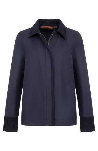 Damenjacke RiaMulti aus innovativem Outdoor Cotton aus 100 % Bio-Baumwolle. Wasser-, wind- und schmutzabweisend durch PFC-freie Imprägnierung. Gerade Passform mit Zwei-Wege-Zipper, Metalldruckknöpfen und geräumigen Seitentaschen. Alcantara-Details an Kragen, Ärmelabschlüssen und Zipper-Innenseite. Funktional und hochwertig für wechselhaftes Wetter.