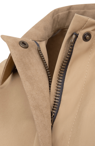 Damenjacke RiaMulti aus innovativem Outdoor Cotton aus 100 % Bio-Baumwolle. Wasser-, wind- und schmutzabweisend durch PFC-freie Imprägnierung. Gerade Passform mit Zwei-Wege-Zipper, Metalldruckknöpfen und geräumigen Seitentaschen. Alcantara-Details an Kragen, Ärmelabschlüssen und Zipper-Innenseite. Funktional und hochwertig für wechselhaftes Wetter.