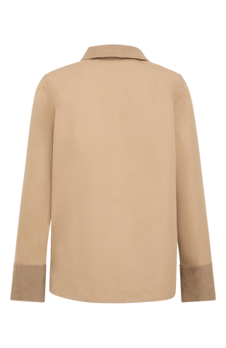Damenjacke RiaMulti aus innovativem Outdoor Cotton aus 100 % Bio-Baumwolle. Wasser-, wind- und schmutzabweisend durch PFC-freie Imprägnierung. Gerade Passform mit Zwei-Wege-Zipper, Metalldruckknöpfen und geräumigen Seitentaschen. Alcantara-Details an Kragen, Ärmelabschlüssen und Zipper-Innenseite. Funktional und hochwertig für wechselhaftes Wetter.