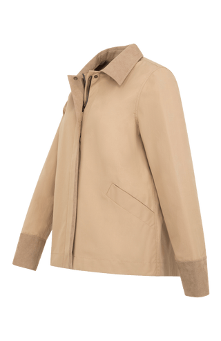 Damenjacke RiaMulti aus innovativem Outdoor Cotton aus 100 % Bio-Baumwolle. Wasser-, wind- und schmutzabweisend durch PFC-freie Imprägnierung. Gerade Passform mit Zwei-Wege-Zipper, Metalldruckknöpfen und geräumigen Seitentaschen. Alcantara-Details an Kragen, Ärmelabschlüssen und Zipper-Innenseite. Funktional und hochwertig für wechselhaftes Wetter.