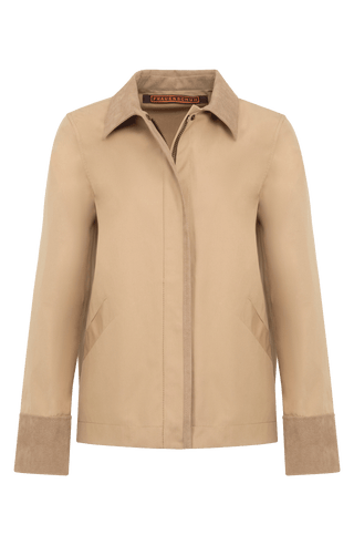 Damenjacke RiaMulti aus innovativem Outdoor Cotton aus 100 % Bio-Baumwolle. Wasser-, wind- und schmutzabweisend durch PFC-freie Imprägnierung. Gerade Passform mit Zwei-Wege-Zipper, Metalldruckknöpfen und geräumigen Seitentaschen. Alcantara-Details an Kragen, Ärmelabschlüssen und Zipper-Innenseite. Funktional und hochwertig für wechselhaftes Wetter.