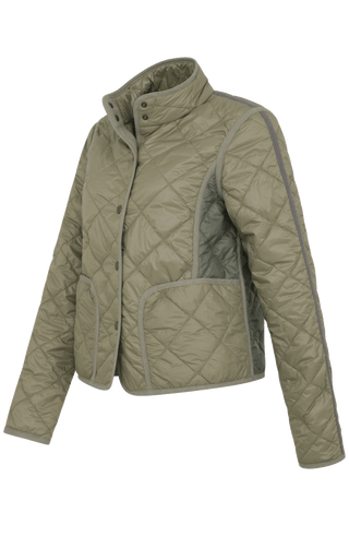Sportliche, leicht gesteppte Damenjacke in femininer, etwas kürzerer Passform mit besonders leichtem Tragegefühl. Die atmungsaktive Jacke ist wasser- und schmutzabweisend, besitzt zwei Taschen mit Metalldruckknöpfen sowie mit Leinen eingefasste Nähte an Taschen, Schultern und Ärmeln. Das weiche Hochdaunen-Vlies sorgt trotz des geringen Gewichts für angenehme Wärme. Ideal als vielseitiger Begleiter – solo getragen oder als leichte Zusatzschicht unter Blazer, Lederjacke oder Mantel.