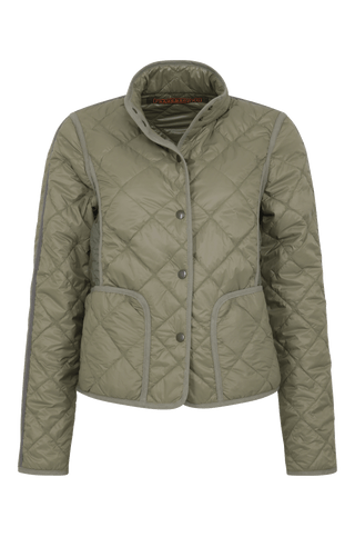 Sportliche, leicht gesteppte Damenjacke in femininer, etwas kürzerer Passform mit besonders leichtem Tragegefühl. Die atmungsaktive Jacke ist wasser- und schmutzabweisend, besitzt zwei Taschen mit Metalldruckknöpfen sowie mit Leinen eingefasste Nähte an Taschen, Schultern und Ärmeln. Das weiche Hochdaunen-Vlies sorgt trotz des geringen Gewichts für angenehme Wärme. Ideal als vielseitiger Begleiter – solo getragen oder als leichte Zusatzschicht unter Blazer, Lederjacke oder Mantel.
