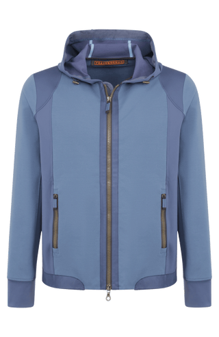 Sportlich-elegante Jacke aus hochwertiger Outdoor-Baumwolle mit wasser- und windabweisenden Eigenschaften. Die gerade, etwas längere Passform sorgt für eine moderne Silhouette und hohen Tragekomfort. Edle Ledereinfassungen am aufstellbaren Kragen und an der Verschlussleiste verleihen der Jacke einen hochwertigen Look. Ausgestattet mit verdecktem Zwei-Wege-Zipper, Knopfleiste, aufgesetzten Taschen mit Metalldruckknöpfen, zusätzlichen Reißverschlusstaschen sowie einer Innentasche mit nahtfeinem Zip. Vielseiti
