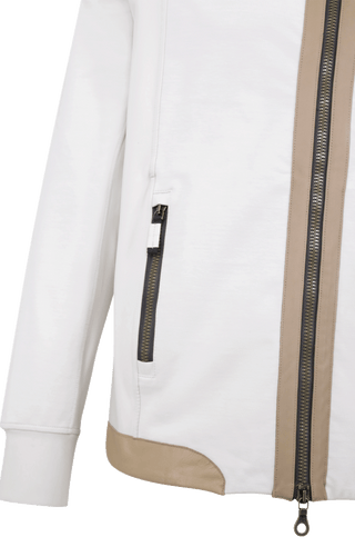 Sportlich-elegante Jacke aus hochwertiger Outdoor-Baumwolle mit wasser- und windabweisenden Eigenschaften. Die gerade, etwas längere Passform sorgt für eine moderne Silhouette und hohen Tragekomfort. Edle Ledereinfassungen am aufstellbaren Kragen und an der Verschlussleiste verleihen der Jacke einen hochwertigen Look. Ausgestattet mit verdecktem Zwei-Wege-Zipper, Knopfleiste, aufgesetzten Taschen mit Metalldruckknöpfen, zusätzlichen Reißverschlusstaschen sowie einer Innentasche mit nahtfeinem Zip. Vielseiti