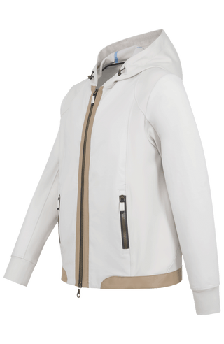 Sportlich-elegante Jacke aus hochwertiger Outdoor-Baumwolle mit wasser- und windabweisenden Eigenschaften. Die gerade, etwas längere Passform sorgt für eine moderne Silhouette und hohen Tragekomfort. Edle Ledereinfassungen am aufstellbaren Kragen und an der Verschlussleiste verleihen der Jacke einen hochwertigen Look. Ausgestattet mit verdecktem Zwei-Wege-Zipper, Knopfleiste, aufgesetzten Taschen mit Metalldruckknöpfen, zusätzlichen Reißverschlusstaschen sowie einer Innentasche mit nahtfeinem Zip. Vielseiti