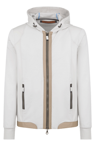 Sportlich-elegante Jacke aus hochwertiger Outdoor-Baumwolle mit wasser- und windabweisenden Eigenschaften. Die gerade, etwas längere Passform sorgt für eine moderne Silhouette und hohen Tragekomfort. Edle Ledereinfassungen am aufstellbaren Kragen und an der Verschlussleiste verleihen der Jacke einen hochwertigen Look. Ausgestattet mit verdecktem Zwei-Wege-Zipper, Knopfleiste, aufgesetzten Taschen mit Metalldruckknöpfen, zusätzlichen Reißverschlusstaschen sowie einer Innentasche mit nahtfeinem Zip. Vielseiti