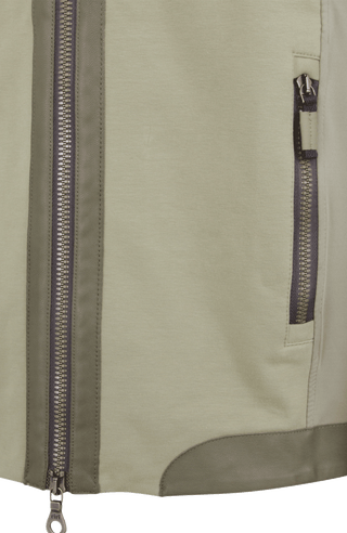 Herrenjacke FreddyMulti in sage grün  mit Kapuze aus innovativem Materialmix aus Natural Powerstretch und elastischer Baumwolle. Besonders weich und angenehm zu tragen, mit optimaler Bewegungsfreiheit und gutem Sitz. Hochwertige Alcantara-Details an Reißverschluss und Saum, zwei Eingrifftaschen sowie Zwei-Wege-Frontzip. Vielseitig kombinierbar für sportliche und urbane Looks.