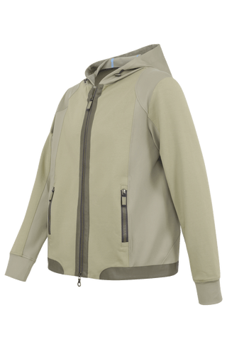 Herrenjacke FreddyMulti in sage grün  mit Kapuze aus innovativem Materialmix aus Natural Powerstretch und elastischer Baumwolle. Besonders weich und angenehm zu tragen, mit optimaler Bewegungsfreiheit und gutem Sitz. Hochwertige Alcantara-Details an Reißverschluss und Saum, zwei Eingrifftaschen sowie Zwei-Wege-Frontzip. Vielseitig kombinierbar für sportliche und urbane Looks.