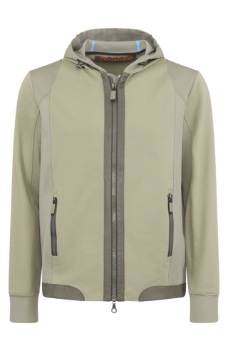 Herrenjacke FreddyMulti in sage grün  mit Kapuze aus innovativem Materialmix aus Natural Powerstretch und elastischer Baumwolle. Besonders weich und angenehm zu tragen, mit optimaler Bewegungsfreiheit und gutem Sitz. Hochwertige Alcantara-Details an Reißverschluss und Saum, zwei Eingrifftaschen sowie Zwei-Wege-Frontzip. Vielseitig kombinierbar für sportliche und urbane Looks.
