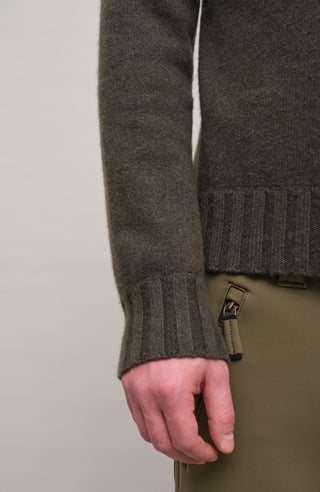 Kaschmir Rollkragenpullover Herren Aiden-WS 086549 in Grün (Farbe 84 0 Ivy – Detailansicht am Model