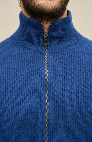 Kaschmirjacke Kirk2.0-WS in Farbe Alaskablue, Detailansicht am Model, Metallreißverschluss, elegante Herrenjacke aus hochwertigem Kaschmir von Frauenschuh