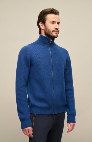 Kaschmirjacke Kirk2.0-WS in Farbe Alaskablue, Vorderansicht am Model Metallreißverschluss, elegante Herrenjacke aus hochwertigem Kaschmir von Frauenschuh