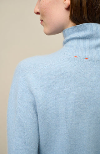 Kaschmirpullover für Damen von Frauenschuh in der Farbe skyblue Model Detailansicht.