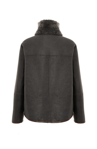 Damen Lammfellcape Modell Dolli in der Farbe Elefant, Rueckansicht– edles Cape aus weichem Lammfell mit fließendem Schnitt, stilvoll und wärmend für die kalte Jahreszeit.“