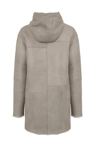 „Damen Lammfellmantel mit Kapuze von Frauenschuh, Modell Olivera in der Farbe Savanna, Rueckansicht– luxuriöser Wintermantel aus hochwertigem Lammfell für stilvolle Wärme.