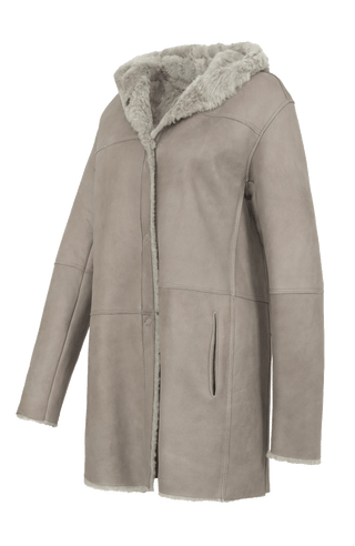 „Damen Lammfellmantel mit Kapuze von Frauenschuh, Modell Olivera in der Farbe Savanna, Seitenansicht – luxuriöser Wintermantel aus hochwertigem Lammfell für stilvolle Wärme.