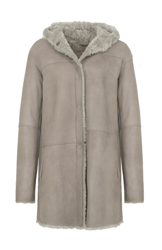 „Damen Lammfellmantel mit Kapuze von Frauenschuh, Modell Olivera in der Farbe Savanna, Vorderansicht – luxuriöser Wintermantel aus hochwertigem Lammfell für stilvolle Wärme.