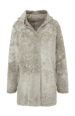 „Damen Lammfellmantel mit Kapuze von Frauenschuh, Modell Olivera in der Farbe Savanna, Vorderansicht fell– luxuriöser Wintermantel aus hochwertigem Lammfell für stilvolle Wärme.