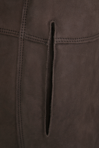 Damen Lammfellmantel mit Kapuze von Frauenschuh, Modell Olivera in der Farbe mink Detailansicht – luxuriöser Wintermantel aus hochwertigem Lammfell für stilvolle Wärme.