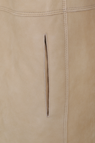 Damen Lammfellmantel mit Kapuze von Frauenschuh, Modell Olivera in der Farbe sesam, Detailansicht – luxuriöser Wintermantel aus hochwertigem Lammfell für stilvolle Wärme.