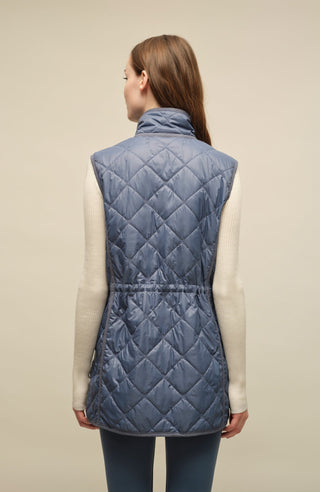 Lange Steppweste Kim-QL in Farbe  Denim, Rueckanischt am Model, Damenweste aus nachhaltiger Mode aus Österreich