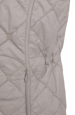 Lange Steppweste Kim-QL in Farbe 310 Cashmere, Detailansicht, Damenweste aus nachhaltiger Mode aus Österreich