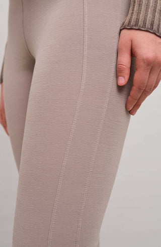 Frauenschuh Daphne PSW Funktionsleggings für Damen in Cashmere-Beige (31-0), Seitenansicht der Winterleggings aus elastischem, atmungsaktivem Material. Ideal für Herbst und Winter, bietet hohe Bewegungsfreiheit und Komfort bei Outdoor-Aktivitäten und Fitness. Modischer Schnitt mit elastischem Bund und praktischen Taschen für einen sportlichen Look