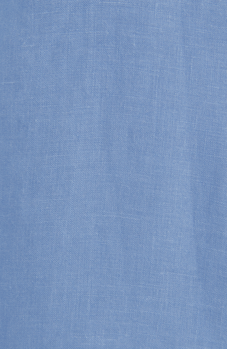 Leichte Damenbluse von Frauenschuh aus hellblauen Leinen,  detailansicht fotografiert, freigestellt auf weißem Hintergrund