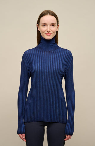 Lockerer Damen-Rollkragenpullover in dunklem Violett (Farbe 161-0 Twilight), Modell 533601 MarleenDyed-RB, aus weicher Baumwollmischung, Vorderansicht am Model – stilvoller, gemütlicher Strickpullover für kühle Tage