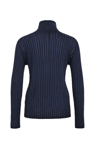 Lockerer Damen-Rollkragenpullover in Dunkelblau (Farbe midnight, Modell 533601 MarleenDyed-RB, aus weicher Baumwollmischung, zeigt das elegante Design und die feine Strickstruktur – ideal für kühle Tage und vielseitig kombinierbar