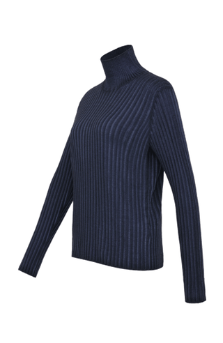 Lockerer Damen-Rollkragenpullover in Dunkelblau (Farbe midnight, Modell 533601 MarleenDyed-RB, aus weicher Baumwollmischung, zeigt das elegante Design und die feine Strickstruktur – ideal für kühle Tage und vielseitig kombinierbar