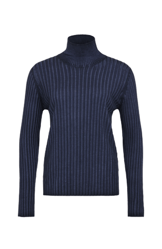Lockerer Damen-Rollkragenpullover in Dunkelblau (Farbe midnight, Modell 533601 MarleenDyed-RB, aus weicher Baumwollmischung, zeigt das elegante Design und die feine Strickstruktur – ideal für kühle Tage und vielseitig kombinierbar