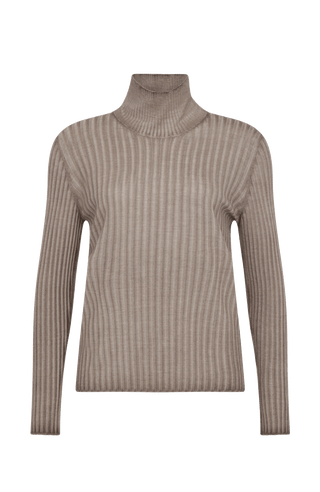 Lockerer Damen-Rollkragenpullover in Beige (Farbe cashmere, Modell 533601 MarleenDyed-RB, aus weicher Baumwollmischung, zeigt das elegante Design und die feine Strickstruktur – ideal für kühle Tage und vielseitig kombinierbar