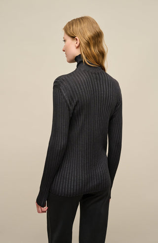 Rückansicht des MarleenDyed-RB Damen-Rollkragenpullovers in Schwarz (Farbe 01-0 Black), Modell 533601, aus weicher Baumwollmischung, zeigt das elegante Design und die feine Strickstruktur – ideal für alle Jahreszeiten