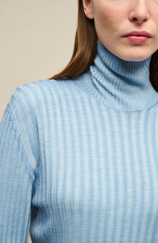 Detailansicht des Marleen-RB Pullover in Light Sky (Farbe 2630), zeigt das feine Strickmuster und den Rollkragen, getragen von einem Model in einem eleganten, frischen Look – ideal für den Frühling, perfekt für den Alltag