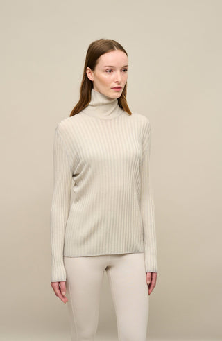 Lockerer Damen-Rollkragenpullover in Beige (Farbe sandstone, Modell 533601 MarleenDyed-RB, aus weicher Baumwollmischung, zeigt das elegante Design und die feine Strickstruktur – ideal für kühle Tage und vielseitig kombinierbar