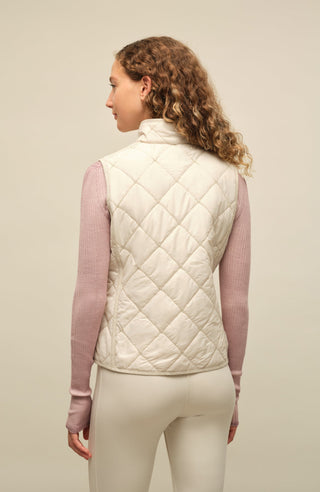 Sportliche Reiterweste Nora Quilt aus leichtem Quilt Light mit 40 g Hochdaunen-Vlies für angenehme Wärme bei minimalem Gewicht. Atmungsaktiv sowie wasser- und schmutzabweisend. Kleiner Stehkragen, mit Leinen eingefasste Nähte und hochwertige Metalldruckknöpfe prägen den klaren Look. Seitliche Taschen mit nahtfeinem Reißverschluss sorgen für Funktionalität. Das fein gesteppte italienische Nylon im klassischen Rautenmuster verleiht der Weste eine elegante, sportive Optik. Leicht verstaubar und ideal für unter